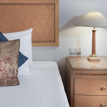 Steigenberger Nile Palace Luxor - Convention Center Luaran gambar A bedside table