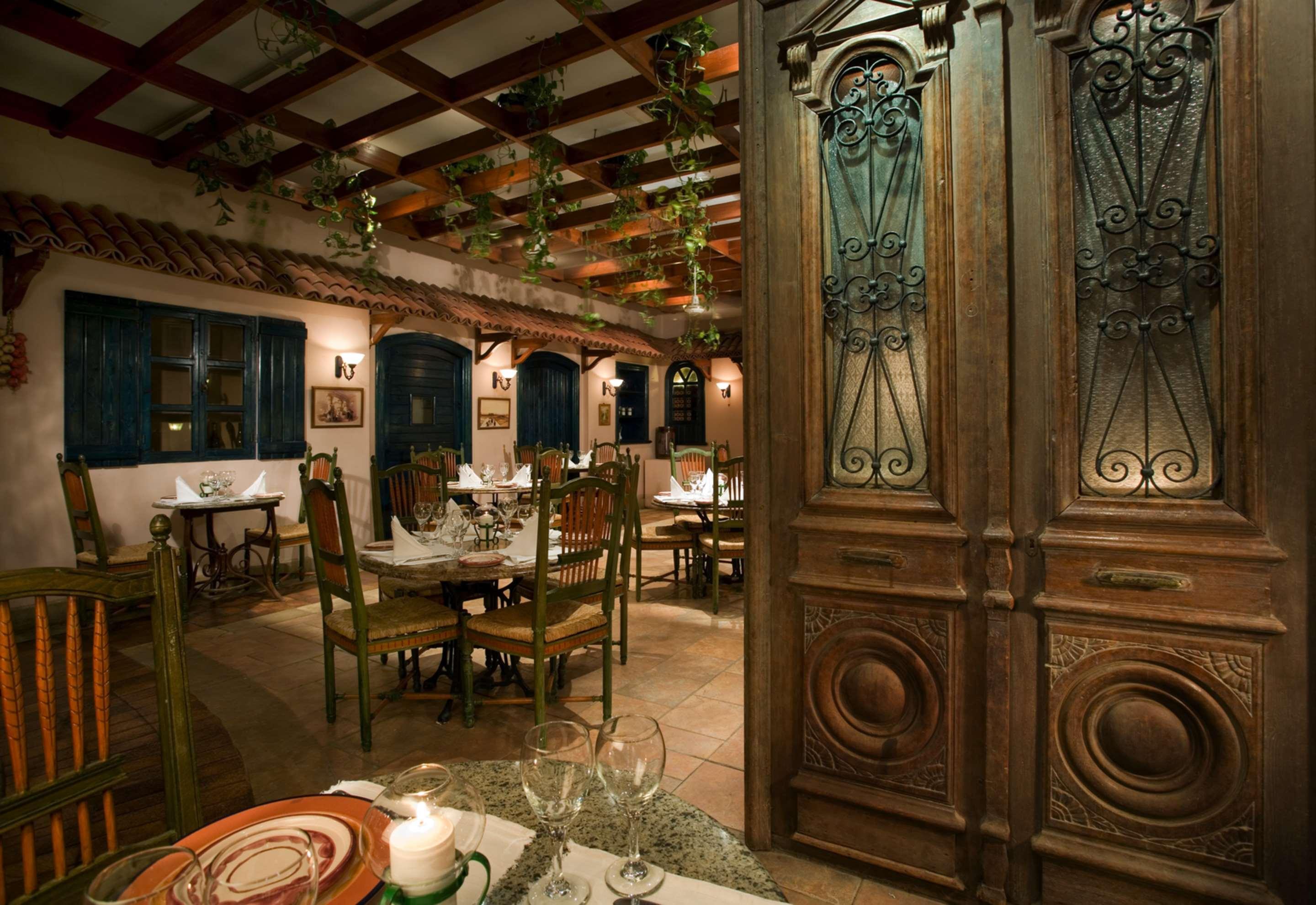 Steigenberger Nile Palace Luxor - Convention Center Restoran gambar Interior of the restaurant
