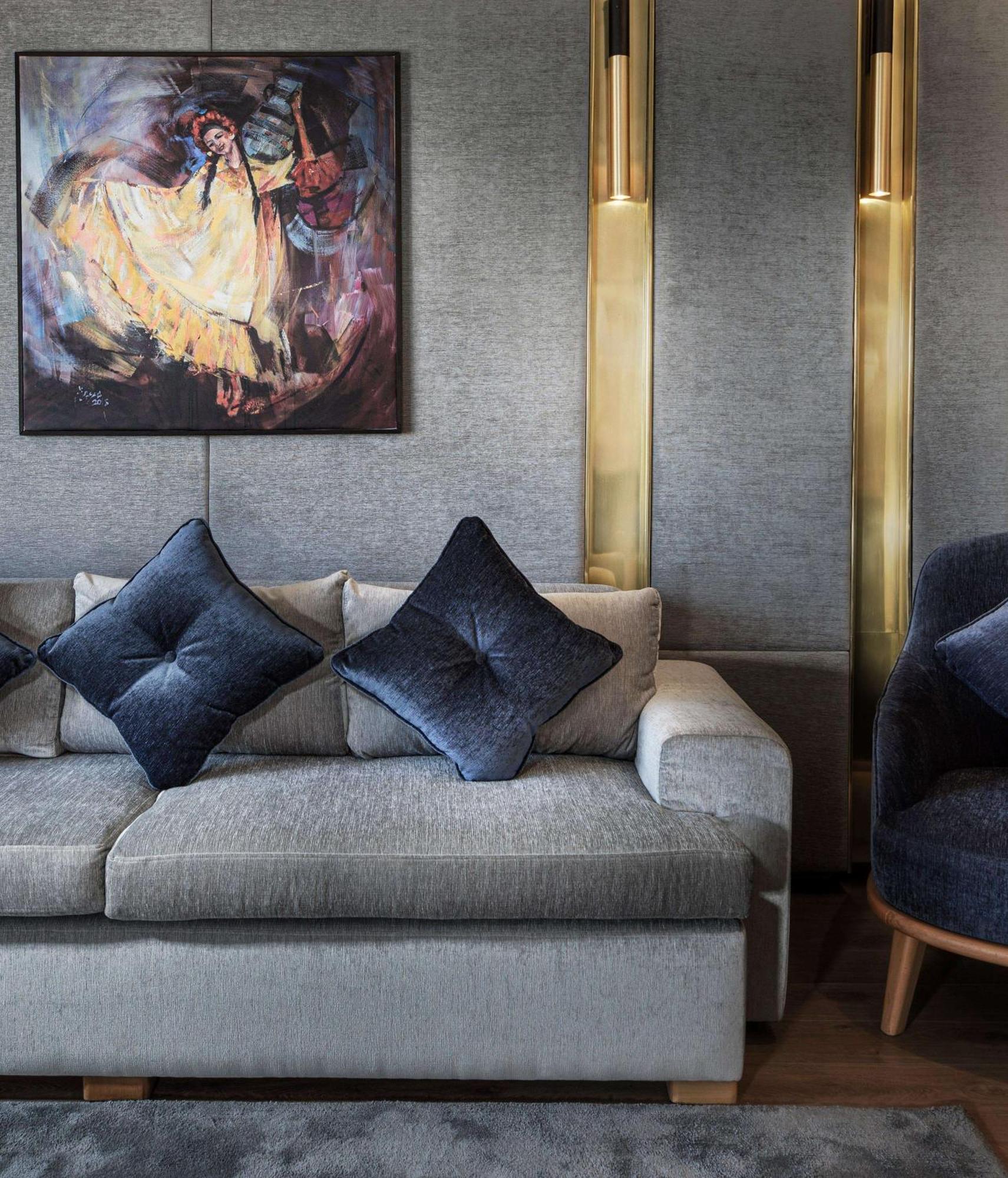 Steigenberger Nile Palace Luxor - Convention Center Luaran gambar A sofa with cushions