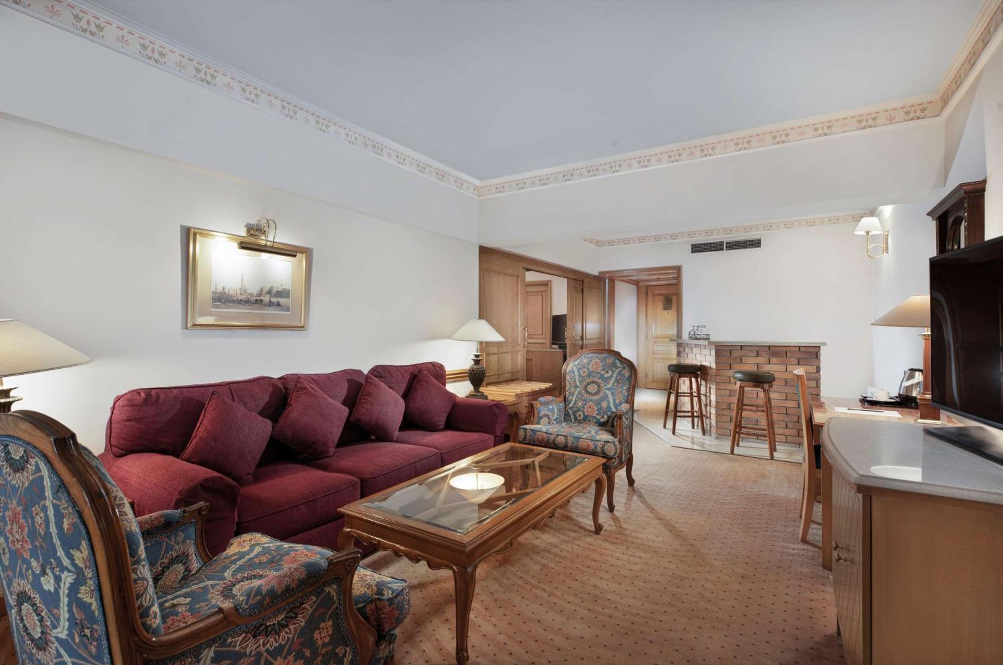 Steigenberger Nile Palace Luxor - Convention Center Luaran gambar A suite at the Grand Hotel