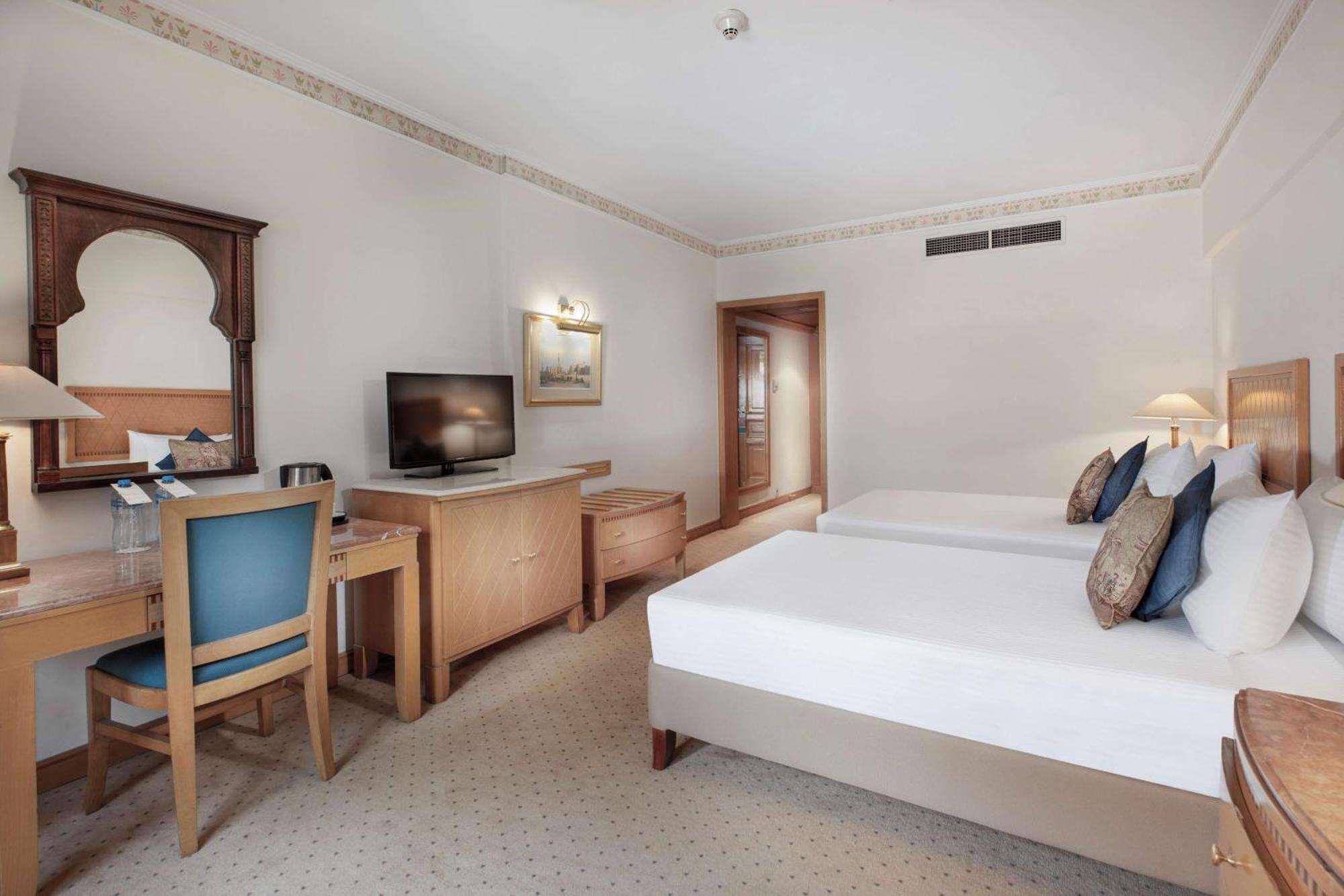 Steigenberger Nile Palace Luxor - Convention Center Luaran gambar A room at the hotel