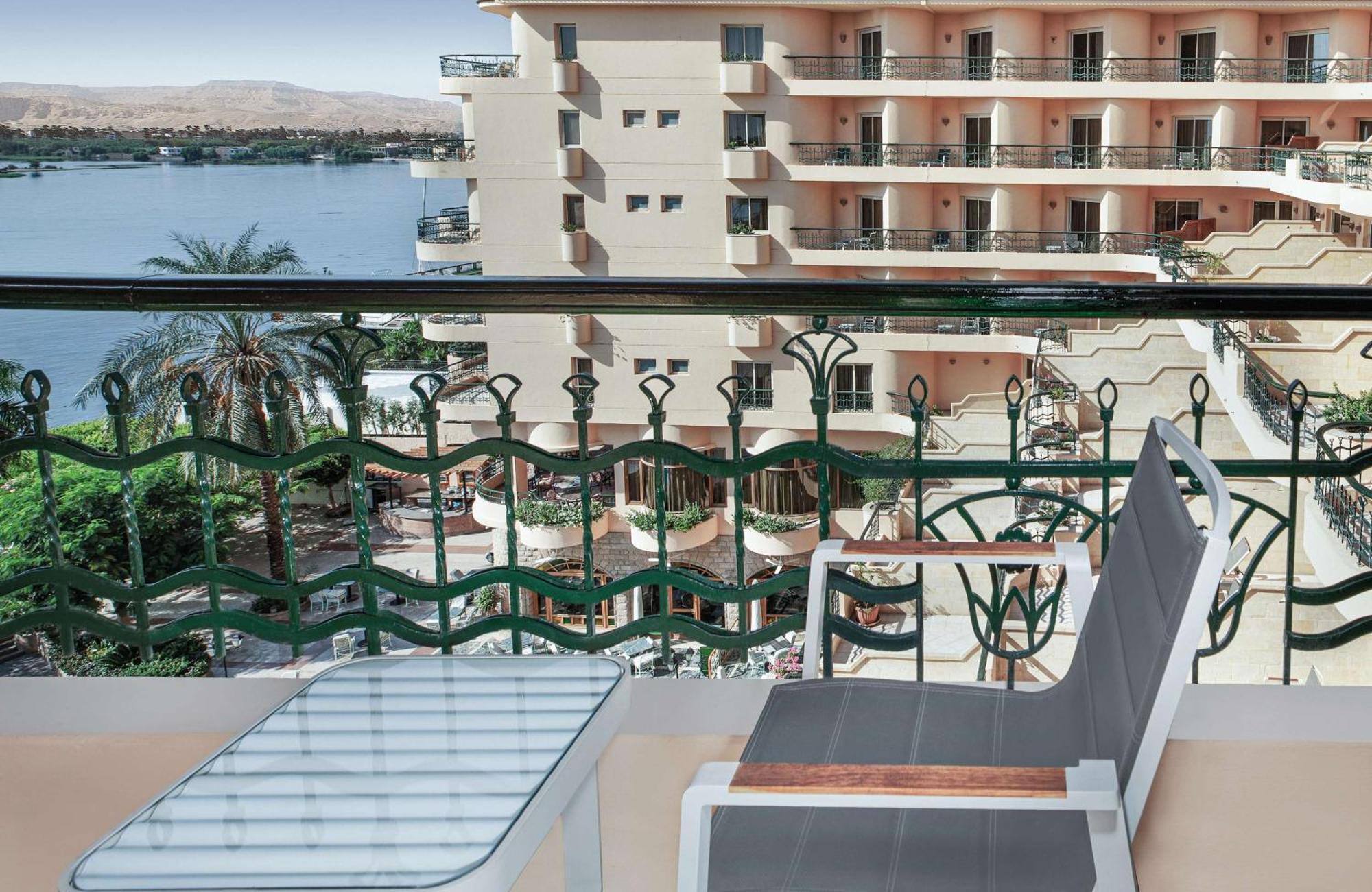 Steigenberger Nile Palace Luxor - Convention Center Luaran gambar Balcony of a hotel room