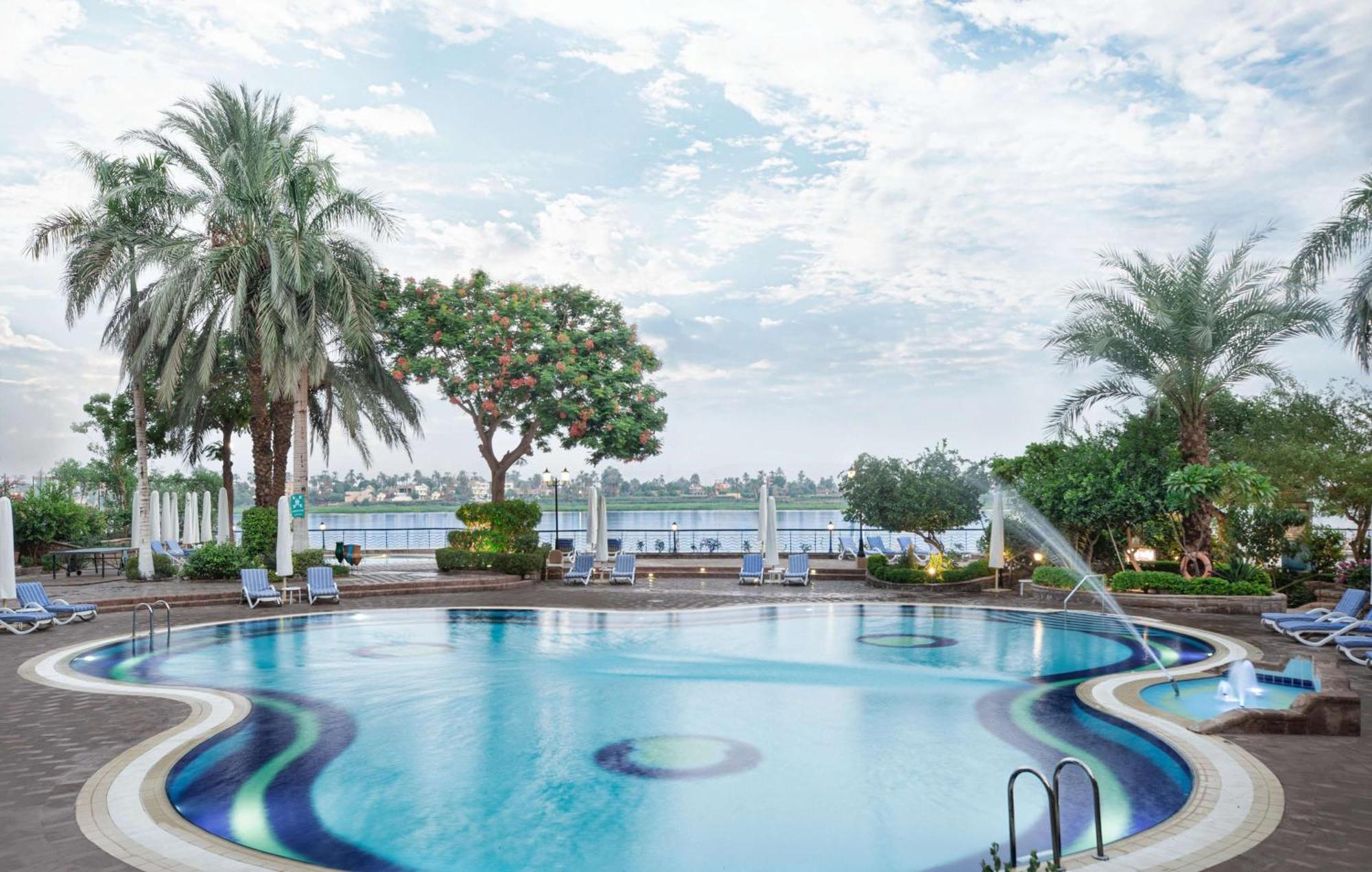 Steigenberger Nile Palace Luxor - Convention Center Luaran gambar The pool at the hotel